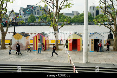 Farbigen Strandhütten auf der Londoner Southbank Stockfoto