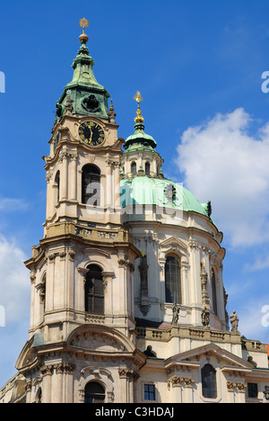 Turm und Uhr Turm der St. Nikolaus-Kathedrale in Prag, Tschechien. Stockfoto