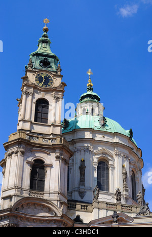 Turm und Uhr Turm der St. Nikolaus-Kathedrale in Prag, Tschechien. Stockfoto