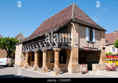 Grotte De La Halle in die hübsche Bastide Stadt Domme, Dordogne Frankreich EU Stockfoto