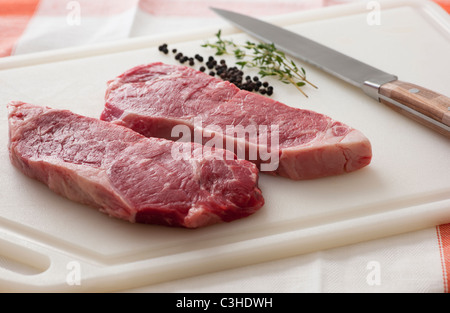 Studioaufnahme von rohen Steak auf Schneidebrett Stockfoto