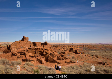 Touristen erkunden Wupatki Pueblo, der größten alten Pueblo im Wupatki National Monument in Arizona, USA. Stockfoto