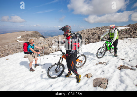 Mountainbiker Abstieg vom Gipfel von Ben Nevis, Großbritanniens höchstem Berg, Schottland, UK. Stockfoto