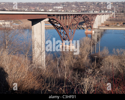 Blick auf die Smith Avenue High Bridge in St. Paul, MN von malerischen Aussichtspunkt Cherokee Avenue auf der Westbank - April 2011 Stockfoto