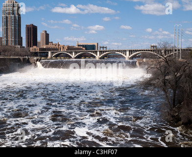 Heavy Frühling Wasserfluss auf dem Mississippi River an der Str. Anthony fällt Hochwasserentlastung in Minneapolis, MN - April 2011 Stockfoto