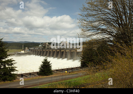 Ein Blick auf die Hochwasserentlastung am Bonneville Dam am Columbia River. Stockfoto