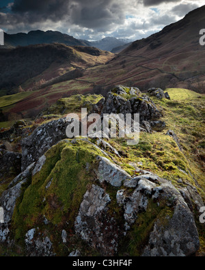 Dramatischen Blick auf große Giebel von Schloss-Felsen in der Nähe von Rosthwaite in den Lake District in England gesehen Stockfoto