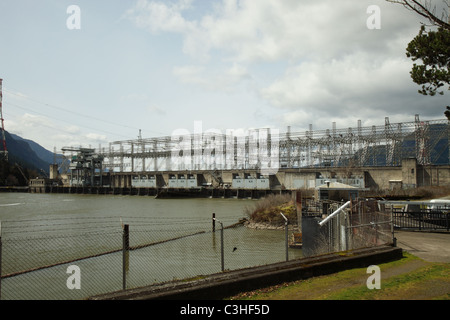 Ein Blick auf das Turbinenhaus am Bonneville Dam am Columbia River. Stockfoto