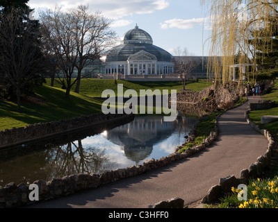 an das Reflexionsbecken unmittelbar östlich der McNeely Konservatorium in Como Park Mai St. Paul, MN, USA, 2011 Stockfoto