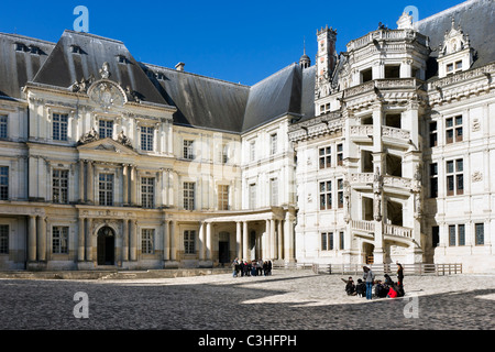 Parteien der Schulkinder vor dem Gaston d ' Orléans und Francois ich Flügel, Chateau de Blois, Loiretal, Frankreich Stockfoto