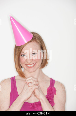Porträt der Frau trägt rosa Partyhut Stockfoto