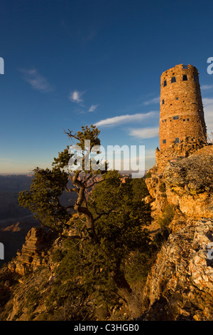 Desert View Watchtower, entworfen vom Architekten Mary Colter, entlang der South Rim des Grand Canyon National Park, Arizona, USA. Stockfoto