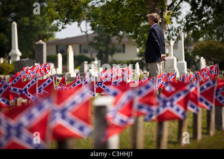 Ein Mitglied der Palmetto Garde steht für einen Moment der Stille für die konföderierten Soldaten getötet während des Bürgerkriegs Charleston Stockfoto