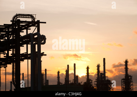 Eine petrochemische Anlage bei Seal Sands auf Teeside, UK, mit einem Bio-Kraftstoff-Produktionswerk im Vordergrund bei Sonnenuntergang. Stockfoto