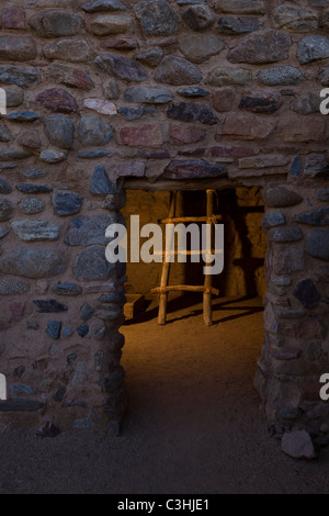 Leiter, die in eine Wohnung an den Ruinen der Besh-Ba-Gowah archäologischen Park im Globe, Arizona, USA Salado-Kultur. Stockfoto