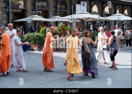 Hare-Krishna-Tänzer auf der Straße Stockfoto