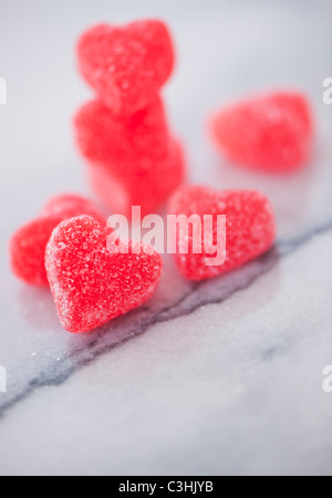 Studioaufnahme von herzförmigen Bonbons Stockfoto