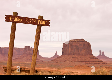 Wegweiser mit Blick auf John Ford Point im Monument Valley Navajo Tribal Park, Arizona, USA. Stockfoto