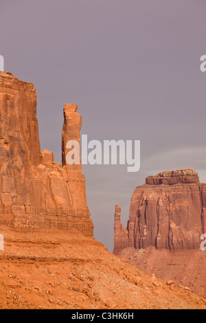 Handschuh von West und Ost Mitten Buttes, die Handschuhe in Monument Valley Navajo Tribal Park, Arizona, USA. Stockfoto