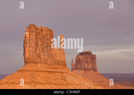 Handschuh von West und Ost Mitten Buttes, die Handschuhe in Monument Valley Navajo Tribal Park, Arizona, USA. Stockfoto