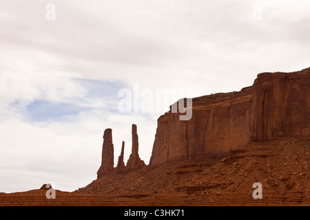 Die drei Schwestern Pinnacle Felsformation im Monument Valley Navajo Tribal Park, zwischen Arizona und Utah im Südwesten der USA. Stockfoto