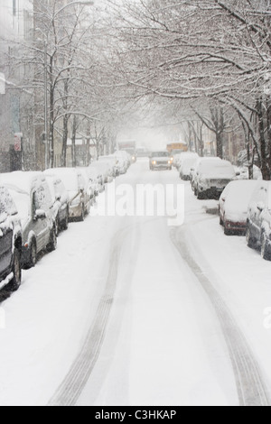 USA, New York City, verschneiten Straße mit Reihen von parkenden Autos Stockfoto