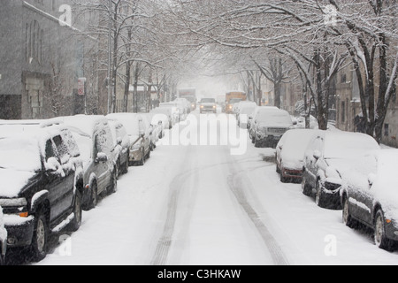 USA, New York City, verschneiten Straße mit Reihen von parkenden Autos Stockfoto