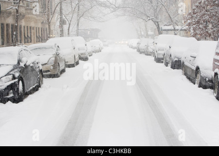 USA, New York City, verschneiten Straße mit Reihen von parkenden Autos Stockfoto