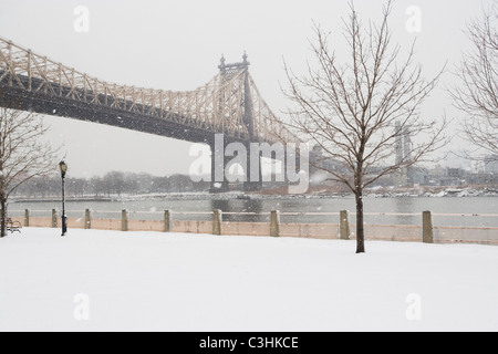 USA, New York City Queensboro Brücke im winter Stockfoto