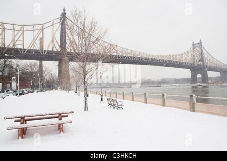 USA, New York City Queensboro Brücke im winter Stockfoto