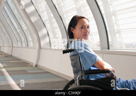 Patientin im Rollstuhl Stockfoto