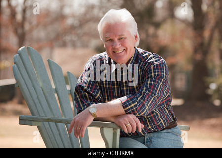 Porträt des älteren Menschen in Adirondack Stuhl Stockfoto