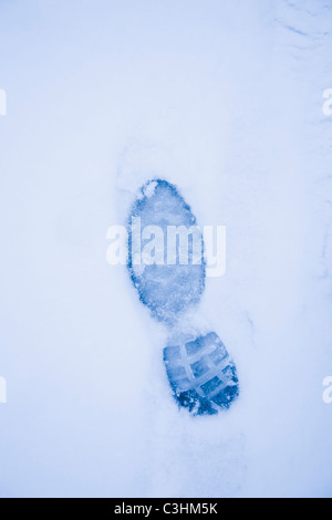 Nahaufnahme des Fußabdrucks im Schnee Stockfoto