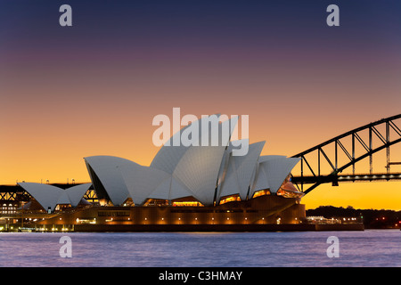 Sydney Opera House und der Sydney Harbour Bridge, Sydney Harbour Bridge bei Sonnenuntergang. Sydney Australien New South Wales. Stockfoto