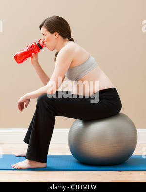 Junge schwangere Pause von Übung Stockfoto