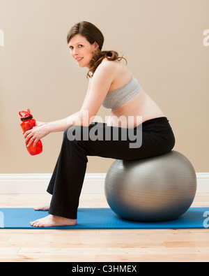 Junge schwangere Pause von Übung Stockfoto