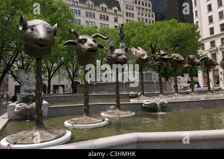 Bronze-Skulpturen "Zodiac Heads" chinesischen Künstlers Ai Weiwei in den Pulitzer Fountain in New York City Stockfoto