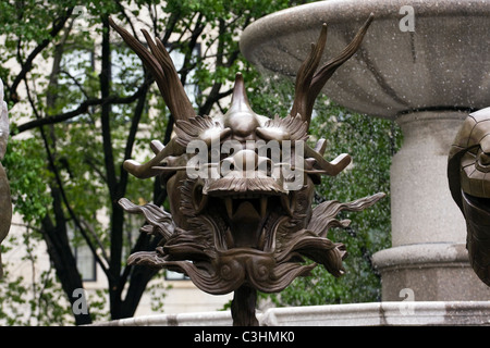 Bronze-Skulpturen "Zodiac Heads" chinesischen Künstlers Ai Weiwei in den Pulitzer Fountain in New York City Stockfoto
