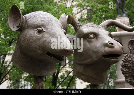 Bronze-Skulpturen "Zodiac Heads" chinesischen Künstlers Ai Weiwei in den Pulitzer Fountain in New York City Stockfoto