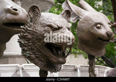 Bronze-Skulpturen "Zodiac Heads" chinesischen Künstlers Ai Weiwei in den Pulitzer Fountain in New York City Stockfoto