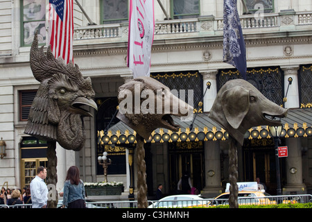 Bronze-Skulpturen "Zodiac Heads" chinesischen Künstlers Ai Weiwei in den Pulitzer Fountain in New York City. Stockfoto