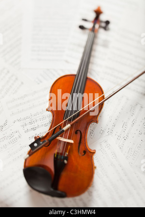 Geige auf Noten Stockfoto