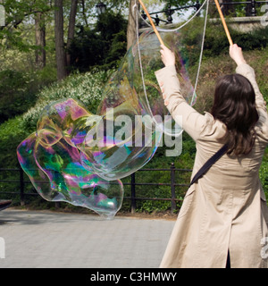 Frau riesige Seifenblasen im Central Park in New York City zu schaffen. Stockfoto