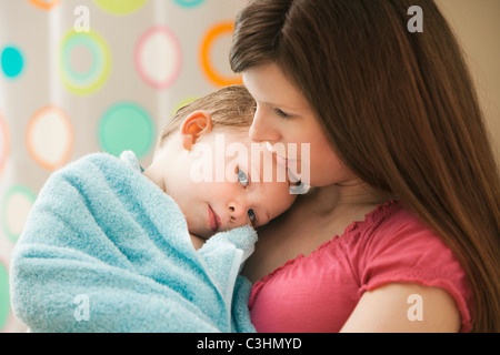 Mutter und Sohn (2-3) in Handtuch gewickelt Stockfoto
