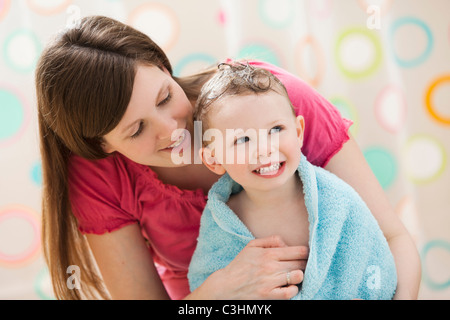 Mutter und Sohn (2-3) in Handtuch gewickelt Stockfoto