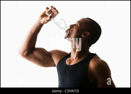 Studioaufnahme von Man Trinkwasser aus der Flasche Stockfoto