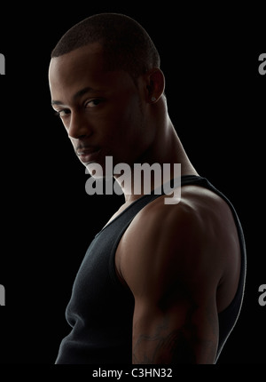 Studioportrait von muskulösen jungen Mann trug Tank-top Stockfoto