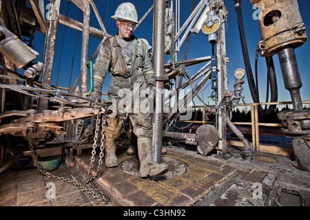 Öl-Arbeiter mit Öl bohren Stockfoto