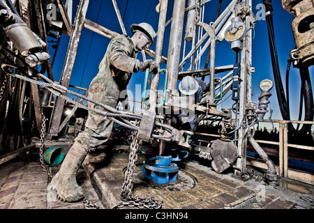 Öl-Arbeiter mit Öl bohren Stockfoto