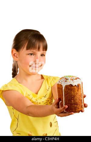 Das kleine Mädchen hält in Palmen Ostern Kuchen Stockfoto